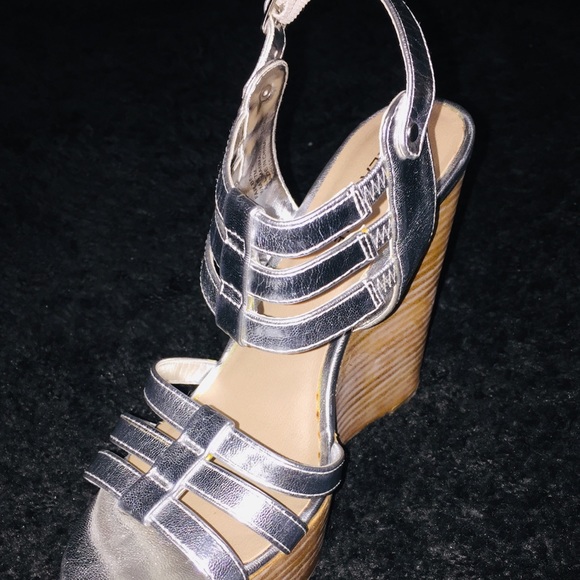 Kenneth Cole silver strapped wedges 👡 👡 - Picture 5 of 7